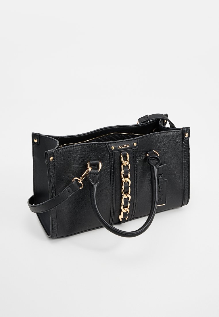 Borsa a mano in pelle nera con design strutturato, accentuata da una catena dorata, chiusura con zip, tasche laterali e manici doppi per il trasporto.
