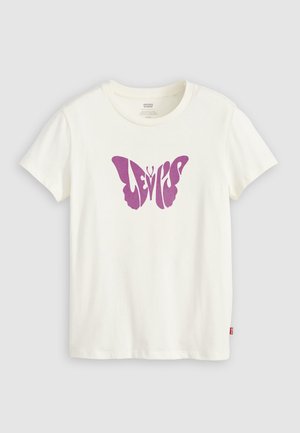 Balts īsām piedurkņu t-krekls ar lielu purpura tauriņa grafiku, kurā integrēts stilizēts "Levi's" teksts.