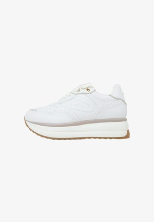 Scarpa da ginnastica bianca bassa con dettagli cuciti, lacci bianchi, occhielli dorati, suola spessa bianca e beige e battistrada marrone sul fondo.