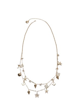 Naszyjnik z łańcuszkiem w złotym odcieniu z zawieszkami w kształcie muszli, rozgwiazdy, kotwicy, delfina, kwiatu i perły, ułożonymi na dwóch warstwach.
