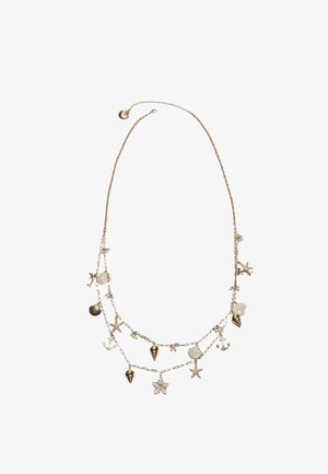 Náhrdelník so zlatým retiazkou s príveskami mušle, hviezdice, kotvy, delfína, kvetu a perly usporiadanými v dvoch vrstvách.