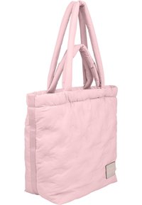 Borsa tote imbottita di un delicato rosa, con due manici allungati e un'etichetta laterale. La superficie texture e trapuntata aumenta l'interesse visivo.