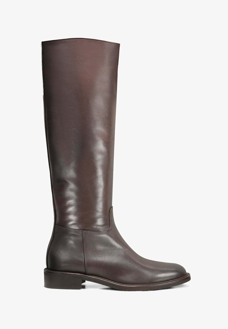 Bottine en cuir marron, haute jusqu'au genou, avec une finition lisse, un bout rond et un petit talon carré ; présente un haut ajusté et des détails de couture minimaux.