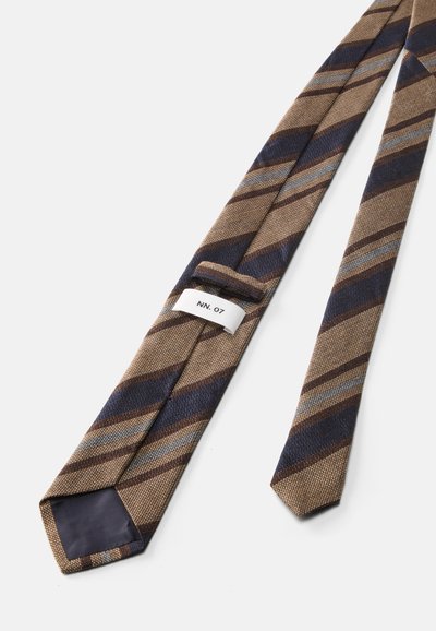 Corbata a rayas marrón y azul marino con textura tejida. Presenta rayas diagonales de diferentes anchos y una etiqueta cosida en el extremo estrecho.