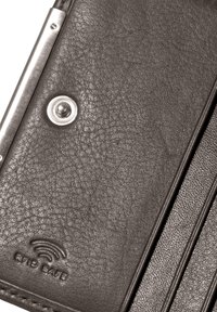 Bruine leren portefeuille met een zilveren drukknoopsluiting en RFID-beschermingslabel. Textuur met subtiele nerfdetails en gestikte randen.