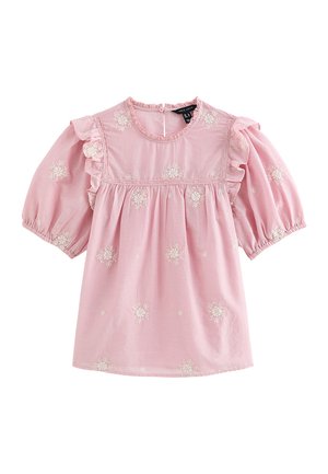 Robe rose pour tout-petit avec manches courtes bouffantes, broderie florale blanche, accents à volants sur les épaules et corsage froncé.