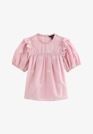 Vestido rosa para niña pequeña con mangas cortas abullonadas, bordado floral blanco, detalles fruncidos en los hombros y corpiño fruncido.