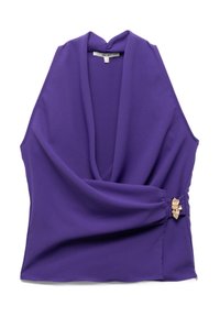 Top viola senza maniche con scollatura drappeggiata e lati arricciati. Presenta dettagli decorativi in metallo sul bordo per un tocco in più.