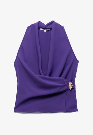 Lilla ærmeløs top med draperet halsudskæring og samlet sider. Har dekorative hardware-detaljer i kanten for ekstra finesse.