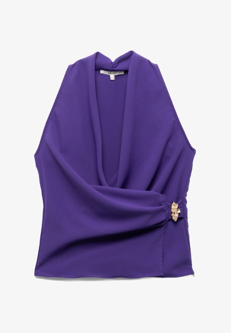 Paarse mouwloze top met gedrapeerde halslijn en geplooide zijkanten. Bevat decoratieve hardware-accenten aan de zoom voor extra detail.