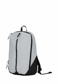 Sac à dos gris et noir au design élégant, texture lisse, fermeture éclair à l'avant et logo de la marque imprimé verticalement sur le côté.