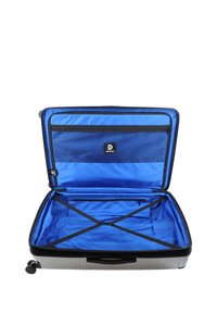 Hartschalenkoffer mit silberner Außenseite und blauer Innenseite. Zu den Merkmalen gehören Kreuzgurte, eine Netztasche und ein Markenlogo.