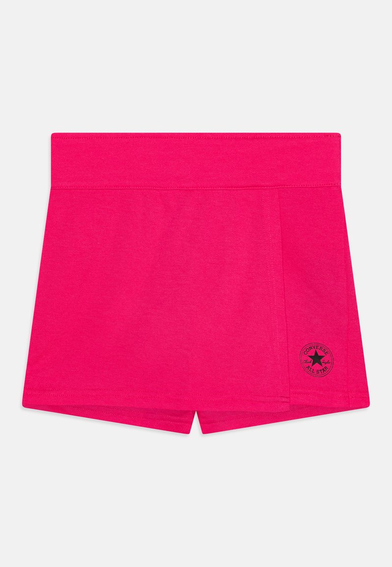 Shorts en coton rose avec une taille large, ornés d'un petit logo Converse noir sur l'ourlet et d'un détail de poche latérale.