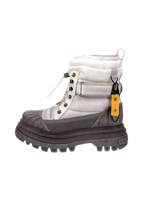 Botín gris y blanco con caña acolchada, suela resistente y un acento amarillo. Presenta cordones, una cremallera lateral y materiales texturizados.