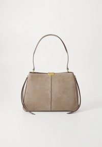 Taupe ruskindshåndtaske med tophåndtag, lås i guldfarve og tynde læderstropper på siderne mod en ensfarvet hvid baggrund.