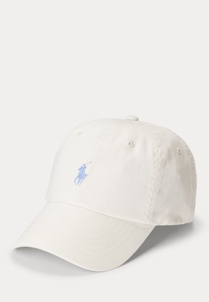 Valkoinen baseball-lippis, jonka kaarevassa lippaosassa on pieni vaaleansininen kirjailtu poloilijan logo etupaneelissa.