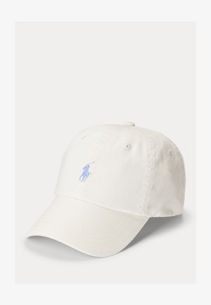 Valkoinen baseball-lippis, jonka kaarevassa lippaosassa on pieni vaaleansininen kirjailtu poloilijan logo etupaneelissa.