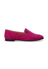 Roze suède loafers met een platte zool, voorzien van een kleine metalen accent op de bovenkant. Glad textuur en gestroomlijnd ontwerp.