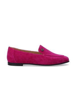 Pinke Wildleder-Loafer mit flacher Sohle, die ein kleines metallisches Detail im oberen Bereich aufweisen. Glatte Textur und schlankes Design.