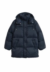 Marineblauwe pufferjack met een hoge kraag, een oversized silhouet, drukknoopsluiting en twee zijzakken. Heeft een afneembare capuchon en een trekkoord.