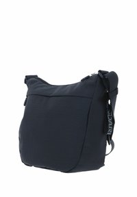 Borsa a tracolla in tessuto nero testurizzato con tracolla regolabile e chiusura superiore con cerniera, mostrata su sfondo bianco.