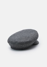 Casquette en tissu gris avec une couronne arrondie, un bord courbé et un motif texturé subtil. Couture renforcée le long des bords.