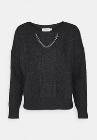 Maglione nero lavorato a maglia con motivo a treccia, scollatura ampia e maniche lunghe. Presenta un'accattivante catena argentata sul colletto per un tocco di dettaglio.