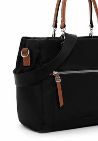 Sac à main en tissu noir avec des accents en cuir brun, quincaillerie en argent, une poche zippée et une bandoulière amovible. Design structuré.