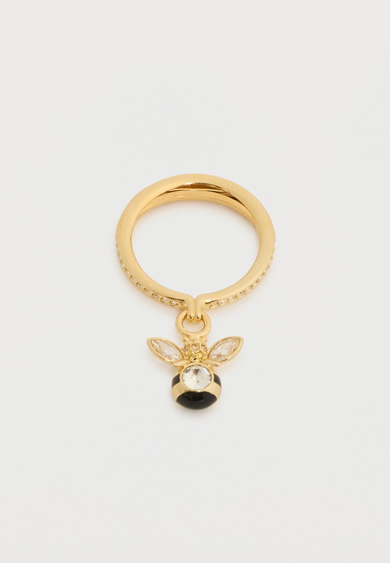 Bague en or avec de petites pierres claires sur l'anneau et un pendentif en forme d'abeille orné de cristaux clairs et noirs.