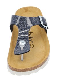 Mörkblå glittrig flip-flop sandal med syntetiskt överdel, kork fotbädd och vit texturerad yttersula. Har en silverfärgad spänne och klar tåsko.
