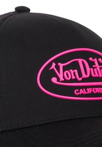 Casquette de baseball noire à visière courbée, comportant un logo brodé rose indiquant "Von Dutch" et "CALIFORNIA" dans un design ovale.