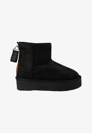 Botín negro de tobillo fabricado en un suave tejido texturizado. Cuenta con una suela negra gruesa y una etiqueta de cremallera con "B&W". Diseño simple hasta la mitad de la pantorrilla.