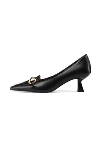 Scarpa con tacco alto in pelle nera, punta appuntita, tacco angolare unico e dettaglio in tonalità oro sul vamp per un tocco in più.