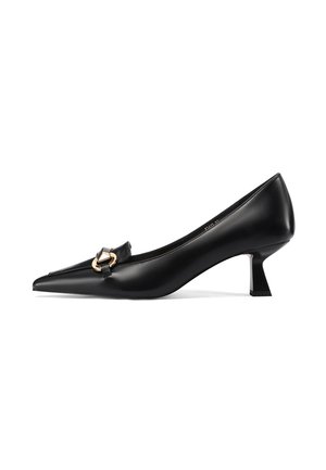Scarpa con tacco alto in pelle nera, punta appuntita, tacco angolare unico e dettaglio in tonalità oro sul vamp per un tocco in più.