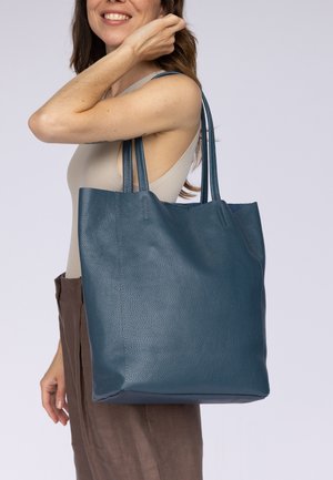 Gusti Leder, BIG WOMAN HANDBAG VILMA - Shopping bags - blau
