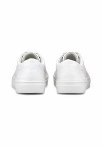 Weiße Ledersneaker mit Gummisohle, abgerundeter Zehenpartie und schlichtem Design. Ausgestattet mit minimalem Branding an der Ferse und einer glatten Oberfläche.