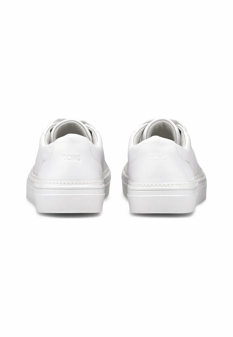 Weiße Ledersneaker mit Gummisohle, abgerundeter Zehenpartie und schlichtem Design. Ausgestattet mit minimalem Branding an der Ferse und einer glatten Oberfläche.