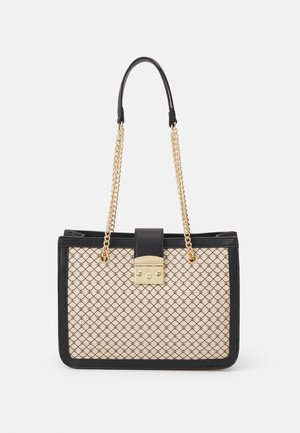 Zwart-beige handtas met patroon, zwarte afwerking, gouden kettingbandjes en een gouden sluiting aan de voorkant in het midden.