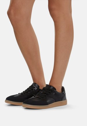 PILLOW WALK ERILG - Trainers - black