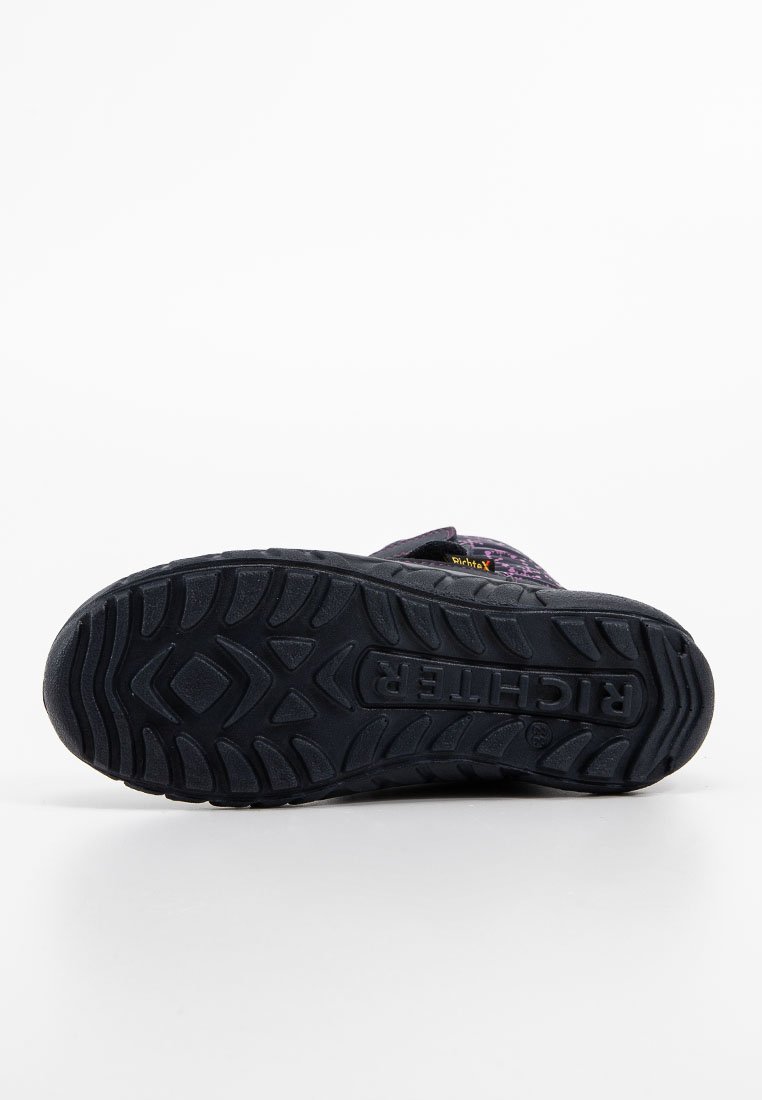 Schwarze Gummisohle mit strukturiertem Grip-Muster. Enthält erhabene Abschnitte und "RIGHTER"-Branding in der Mitte. Keine sichtbaren oberen Designelemente.