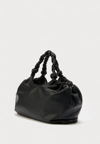 Must nahast käekott punutud sangadega, pehme tekstuur, ümar kuju, kogutud ülaosa ja peened õmblused. Ilma nähtava metallikinnituse või dekoratsioonideta.