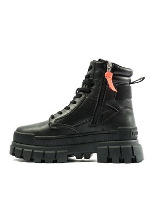 Bottines en cuir noir avec une semelle en caoutchouc épaisse, un devant à lacets, une fermeture éclair sur le côté et un détail de sangle rouge. Fini texturé et conception robuste.