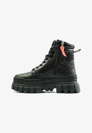 Bottines en cuir noir avec une semelle en caoutchouc épaisse, un devant à lacets, une fermeture éclair sur le côté et un détail de sangle rouge. Fini texturé et conception robuste.