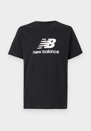Czarna koszulka z krótkim rękawem z białym logo i napisem New Balance na środku przodu na jednolitym tle.