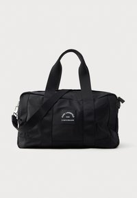 Fekete, nylon anyagú sporttáska, kettős felső fogantyúval, levehető vállpánttal és téglalap alakú testtel, logóval ellátott folttal.