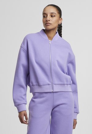 Lilla zip-up sweatshirt i blødt stof, med høj krave, elastiske manchetter og en afslappet pasform. Sammen med matchende joggers.