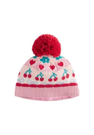 Strickmütze in Hellrosa mit einem roten Pompon, versehen mit einem Muster aus roten Herzen und Kirschen mit blauen Akzenten. Gerippter Rand in dunklerem Rosa.