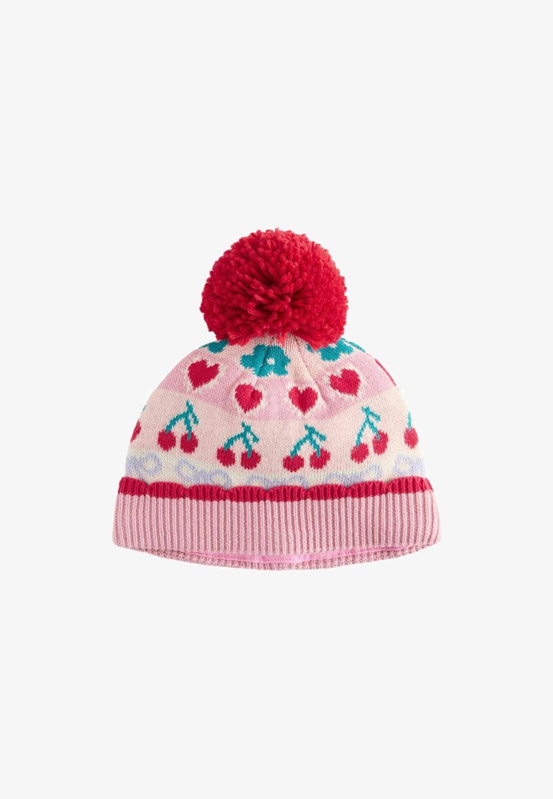 Bonnet en tricot rose clair avec un pompon rouge, présentant un motif de cœurs rouges et de cerises avec des accents bleus. Bord côtelé en rose plus foncé.