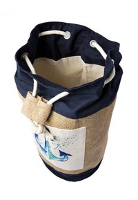 Navy und beige Leinensack mit Kordelverschluss und Vordertasche, die ein blaues und grünes Ankerdesign zeigt.