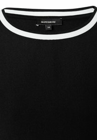 Collo con bordo bianco della maglietta nera che mostra l'etichetta del brand MORE & MORE e il tag della taglia 36.